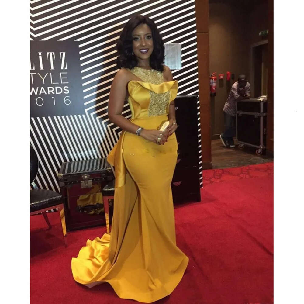 Sexy Plus Size Mermaid Prom African Scoop Neck Crystal Beaded Satin Celebrity Dresses Women Dusty Yellow Evening Gowns