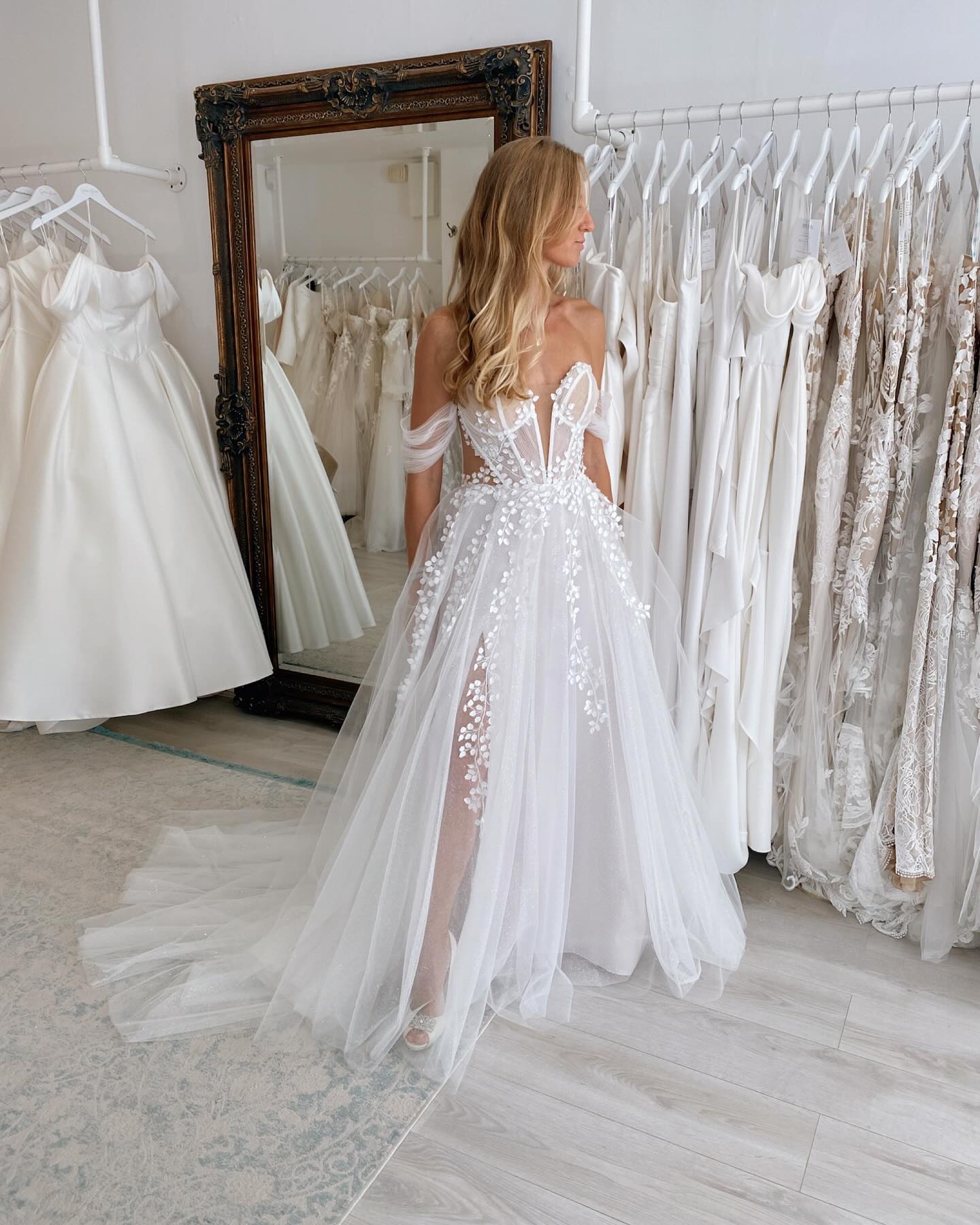 Boho A Line Dress For Bride Off Shoulder Lace Wedding Dresses Bridal Gowns Vestidos Novia Bodice Backless Country Robe De Mariage 0515