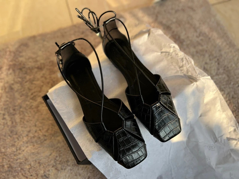 Withered Ins Blogger Retro Cutout Strappy Roman Sandals Women Fashion Ladies Leather Casual Flat Shoes 240321