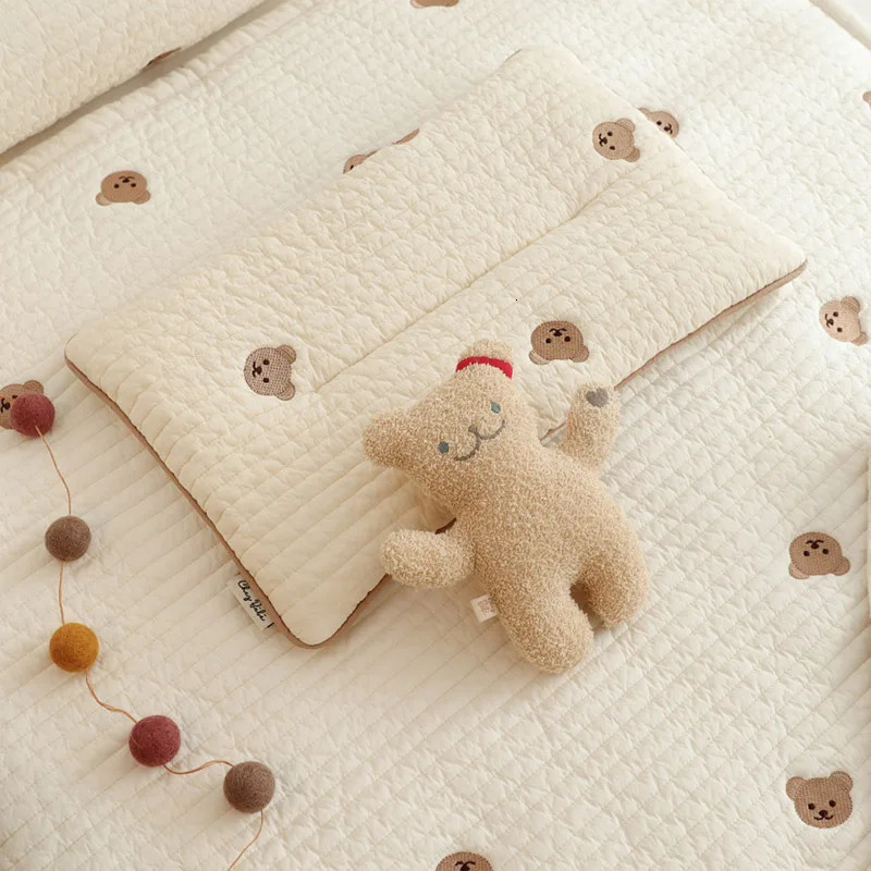 born Bedding Baby Sleeping Pillow Cotton Quilted Cartoon Bear Rabbit Embroidered Infant Sleep Cushion Comforting Pillow 240315