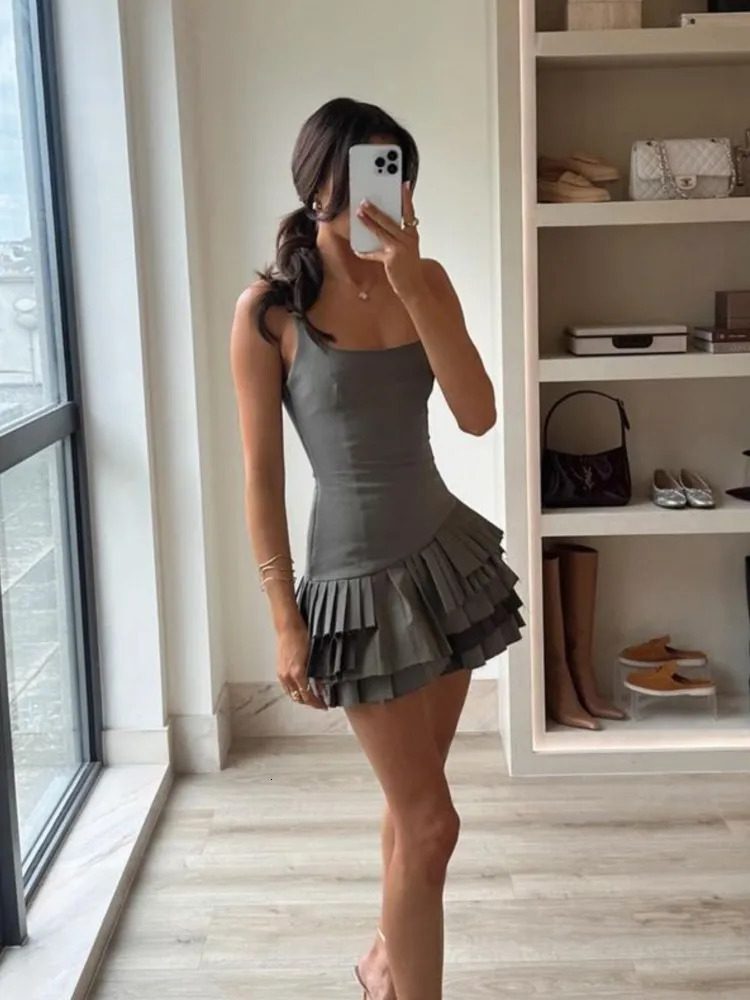 Sexy Pleated Women Mini Sling Dress Fashion Sleeveless Backless Bodycon Dresses 2024 Summer Lady Gradient Hem Street Robes 240314