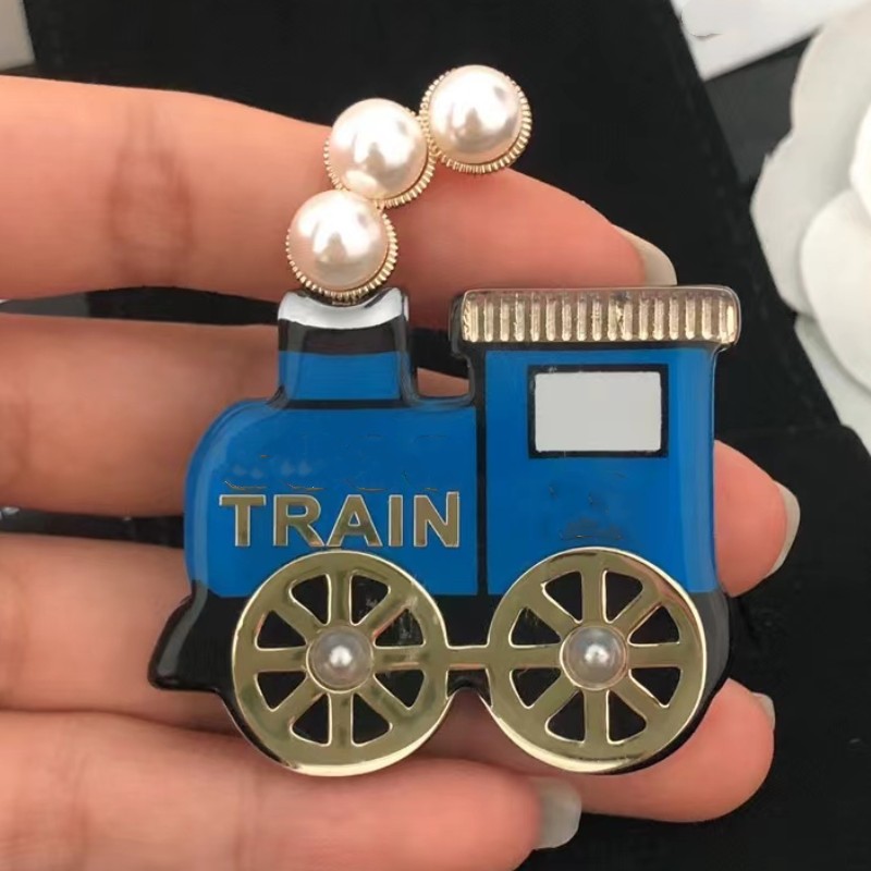 Europe and America Luxury Fashion Pins Brooches Gold Plated Shiny CZ Letter Brooch Pin for Men Women Nice Gift