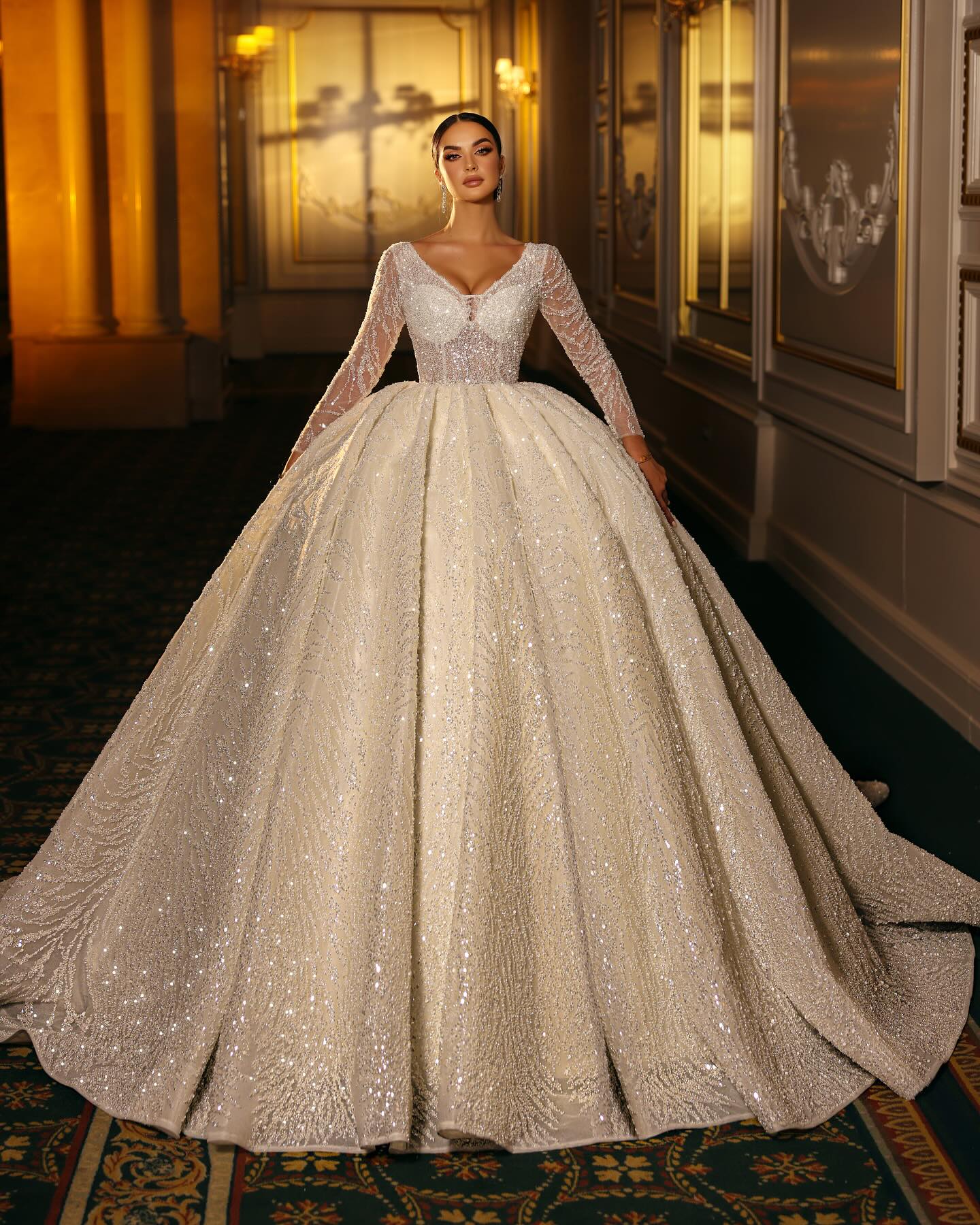 Gown Crystal Ball Dress For Bride V Neck Beading Long Sleeves Wedding Dresses Dubai Saudi Arabic Sweep Train R Bridal Gowns es s