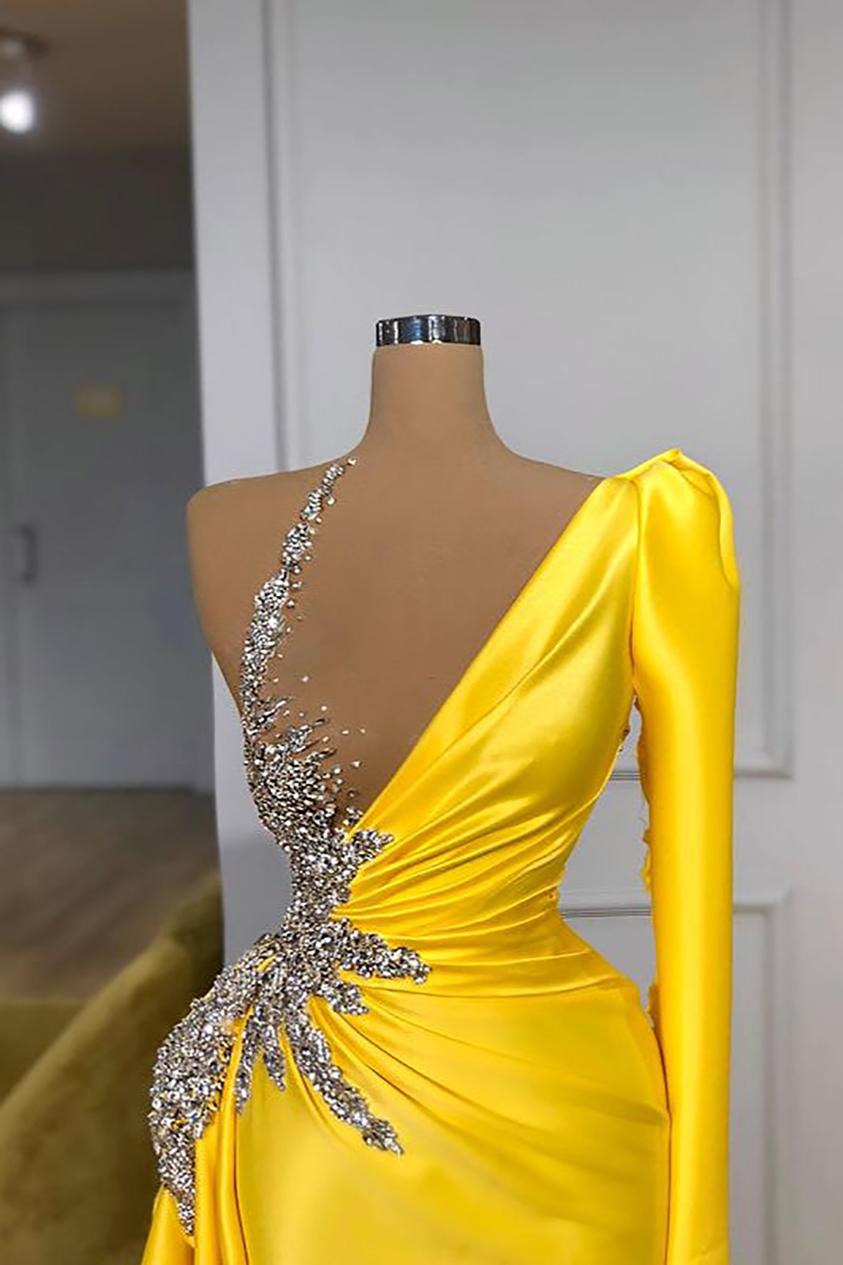 Designer Women Evening Dresses Sheer Neck One Shoulder Prom Gowns Appliques Sweep Train Dress For Party Custom Made Robe De Soiree