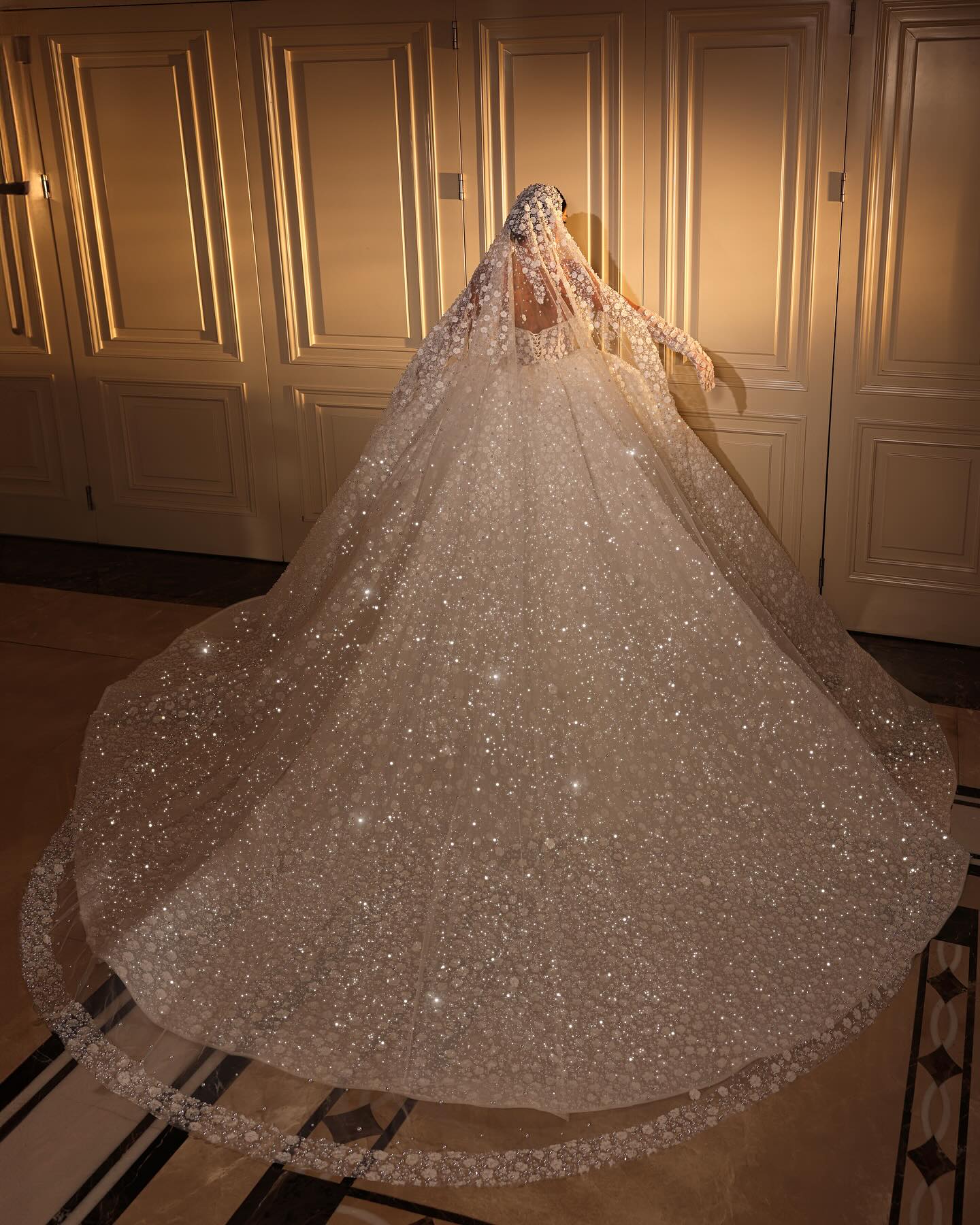 Stunning Crystal Ball Gown Wedding Dress For Bride Beading Lace Wedding Dresses Straps Vestido De Noiva Dubai Saudi Arabic Ruched Backless Bridal Gown