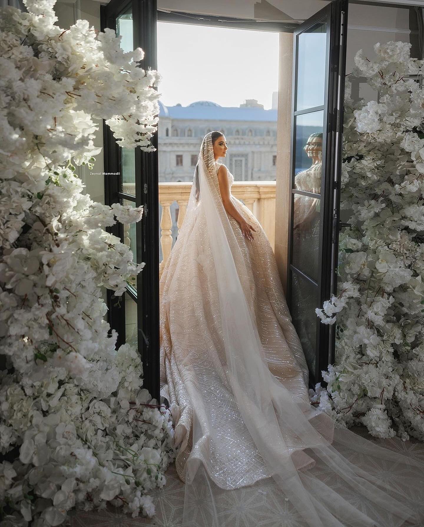 Gorgeous Crystal Ball Gown Dress For Bride Beading Wedding Dresses Straps Vestido De Noiva Dubai Saudi Arabic Robe Mariage Long Train Bridal Gowns Lz0