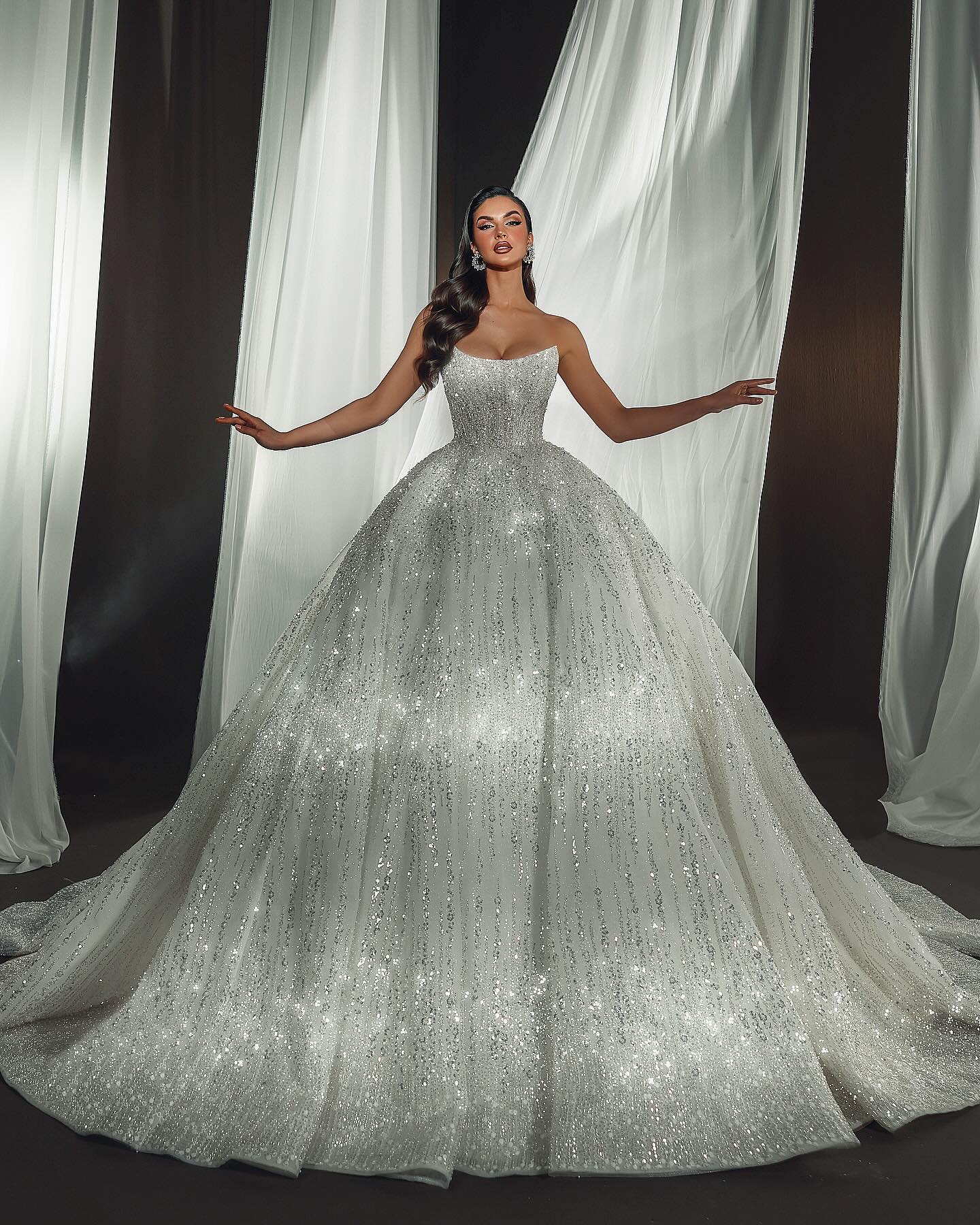 Gorgeous Crystal Covered Ball Gown Wedding Dress For Bride Strapless Vestido De Noiva Sweep Train Robe Mariage Sequins Beaded Ruched Bridal Gowns 0616