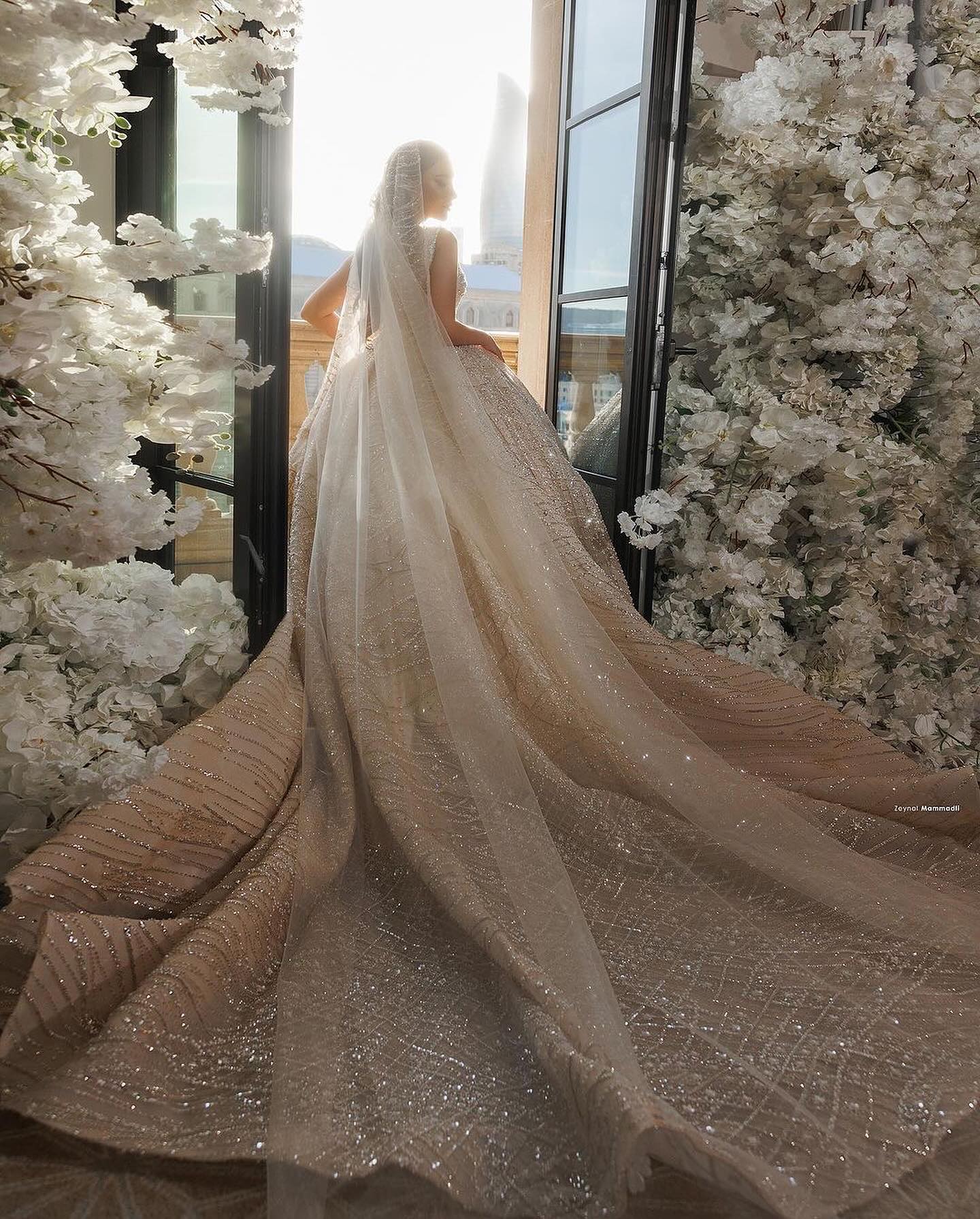 Gorgeous Crystal Ball Gown Dress For Bride Beading Wedding Dresses Straps Vestido De Noiva Dubai Saudi Arabic Robe Mariage Long Train Bridal Gowns Lz0