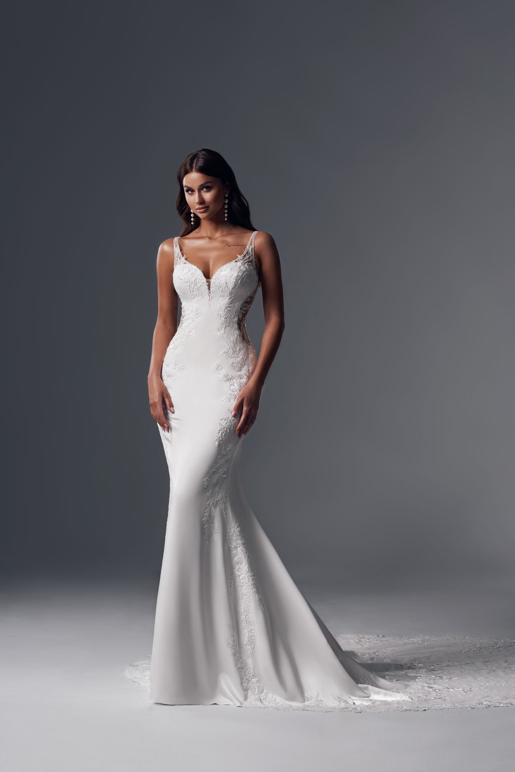 2024 Exquisite Spaghetti Straps V-neck Mermaid Wedding Dresses Satin Beading Appliques Lace Sleeveless Trumpet Bridal Gowns New Arrival