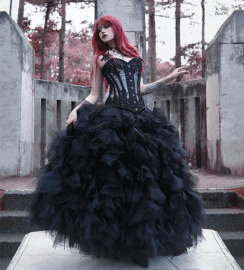 Vintage Black Gothic Wedding Dresses Ruffle Tiered Tulle Ball Gown Bridal Gown Lace Appliques Sweetheart Corset Lace-Up Back Floor Length Women Masque