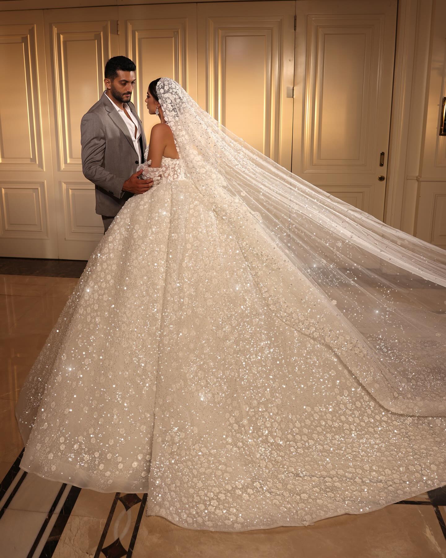 Stunning Crystal Ball Gown Wedding Dress For Bride Beading Lace Wedding Dresses Straps Vestido De Noiva Dubai Saudi Arabic Ruched Backless Bridal Gown