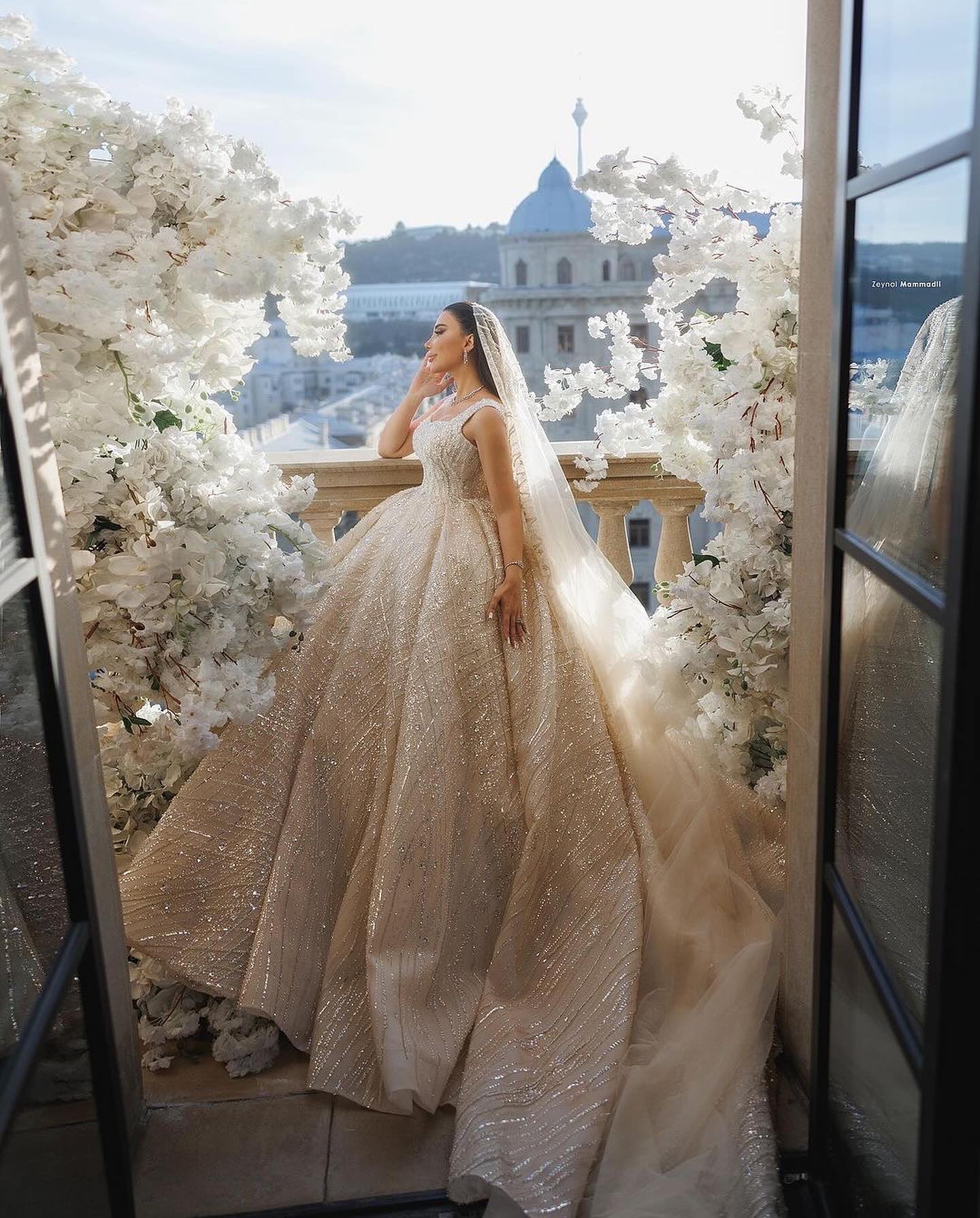 Gorgeous Crystal Ball Gown Dress For Bride Beading Wedding Dresses Straps Vestido De Noiva Dubai Saudi Arabic Robe Mariage Long Train Bridal Gowns Lz0