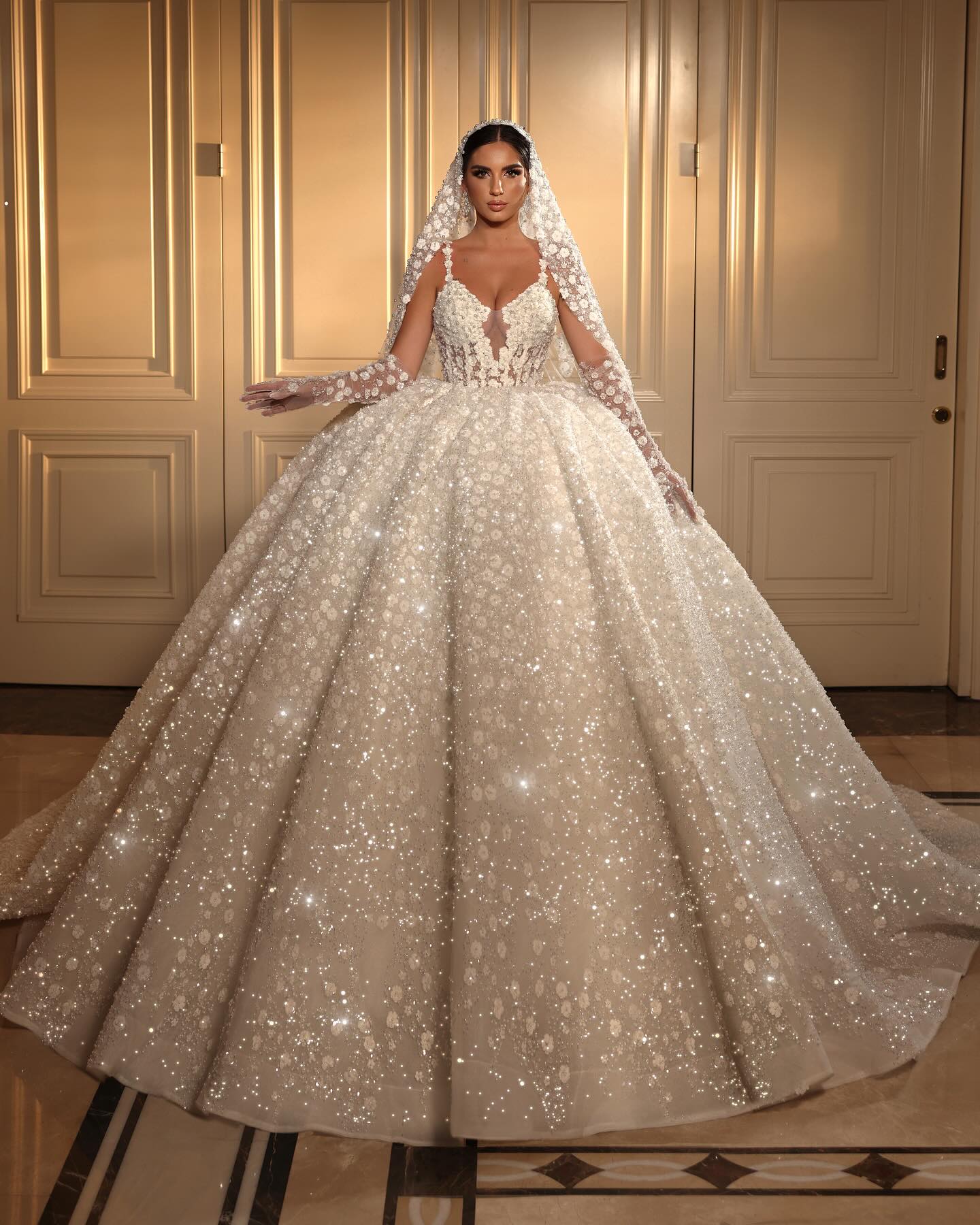 Stunning Crystal Ball Gown Wedding Dress For Bride Beading Lace Wedding Dresses Straps Vestido De Noiva Dubai Saudi Arabic Ruched Backless Bridal Gown