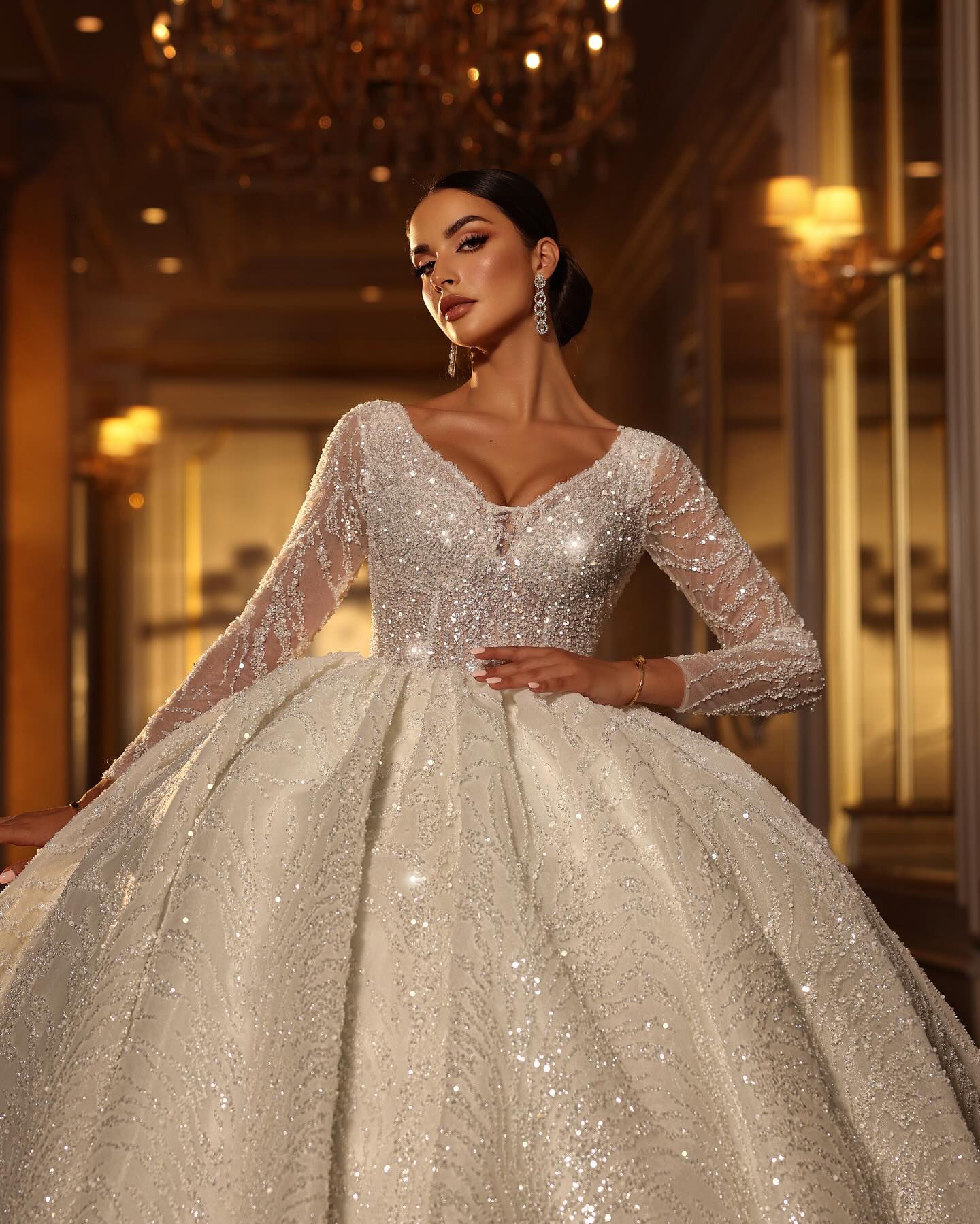 Gown Crystal Ball Dress For Bride V Neck Beading Long Sleeves Wedding Dresses Dubai Saudi Arabic Sweep Train R Bridal Gowns es s