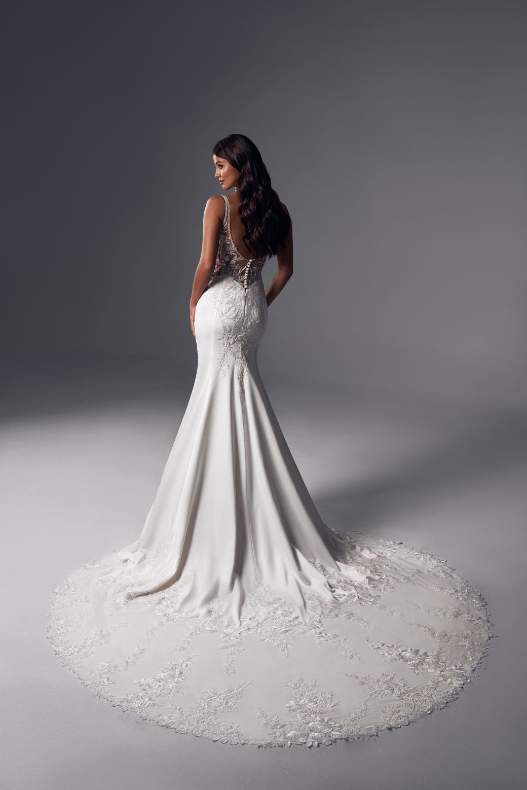 2024 Exquisite Spaghetti Straps V-neck Mermaid Wedding Dresses Satin Beading Appliques Lace Sleeveless Trumpet Bridal Gowns New Arrival