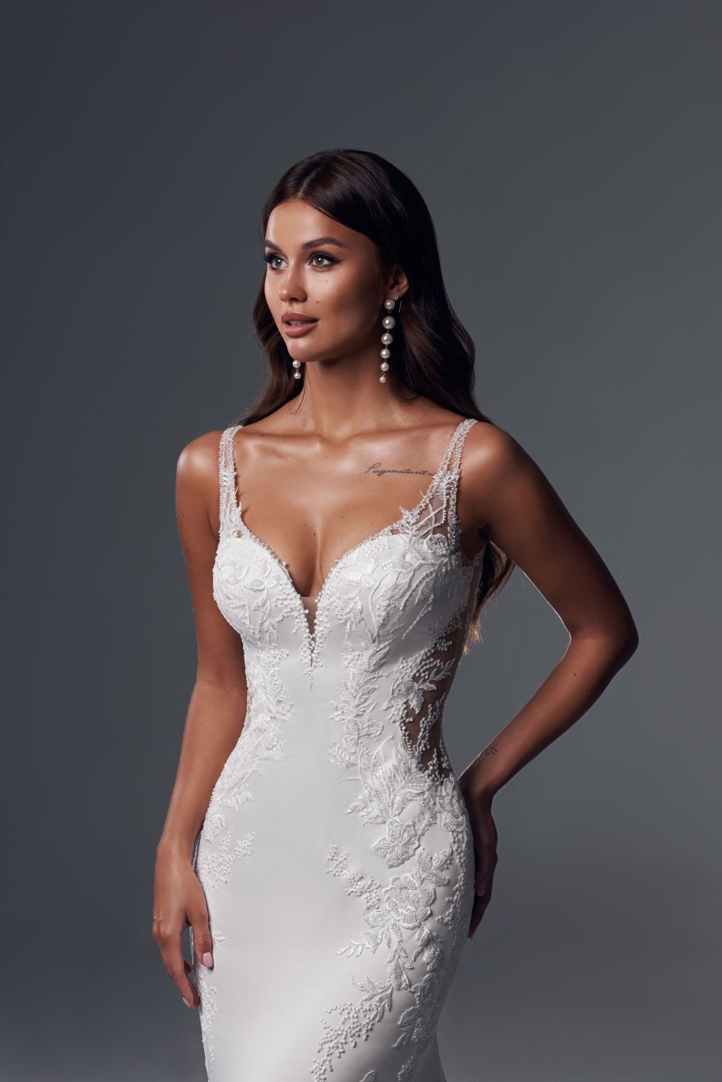 2024 Exquisite Spaghetti Straps V-neck Mermaid Wedding Dresses Satin Beading Appliques Lace Sleeveless Trumpet Bridal Gowns New Arrival