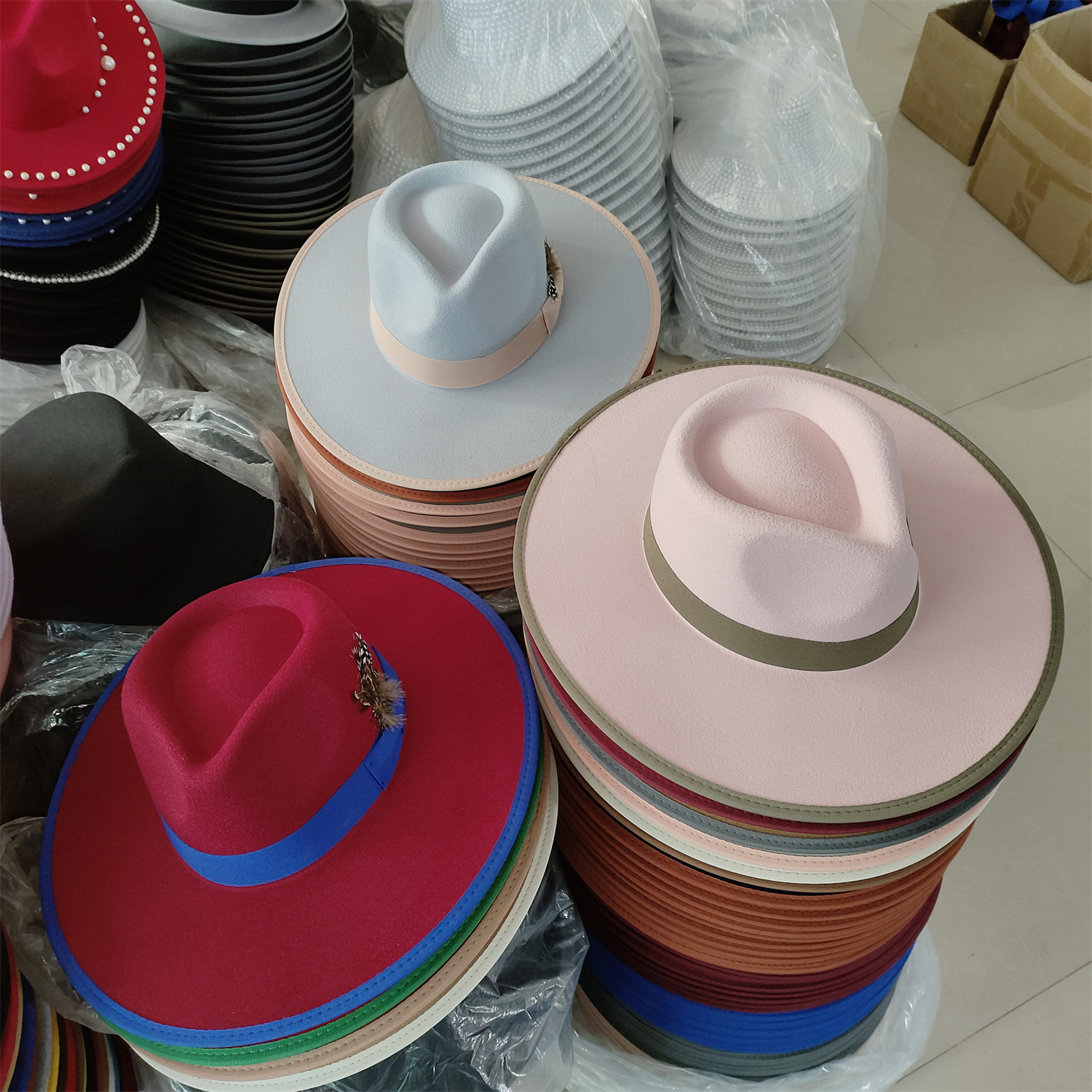 New contrasting color large brim cashmere top hat feather accessories woolen soft woolen hat British top hat autumn and winter 231202