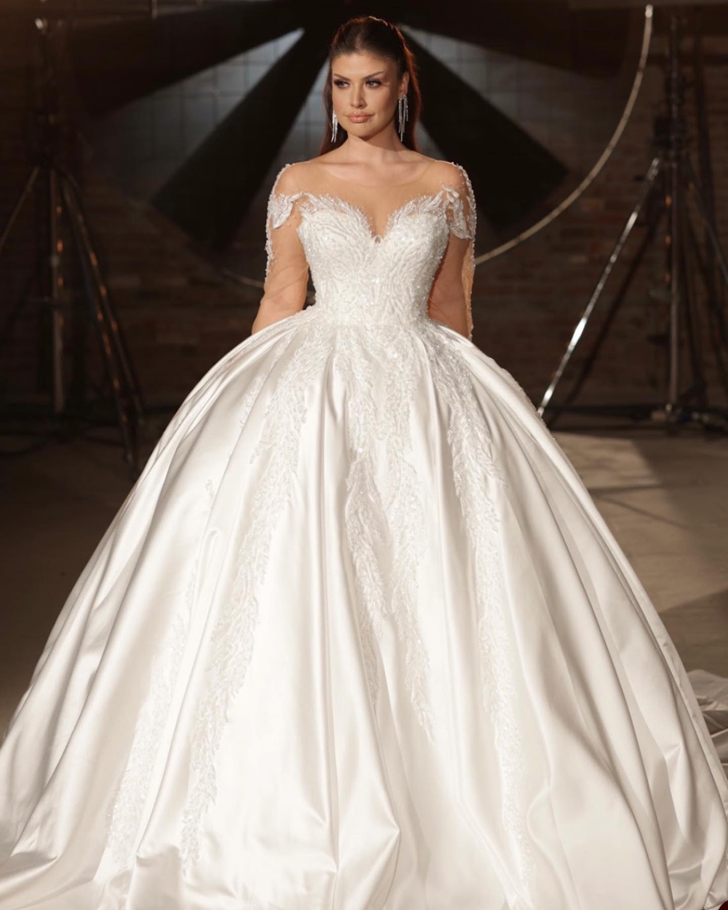 Classic Ball Gown Wedding Dress For Women Sheer Neck Long Sleeves Bridal Gown Sequins Appliques Sweep Train Dresses Custom Made vestidos de novia