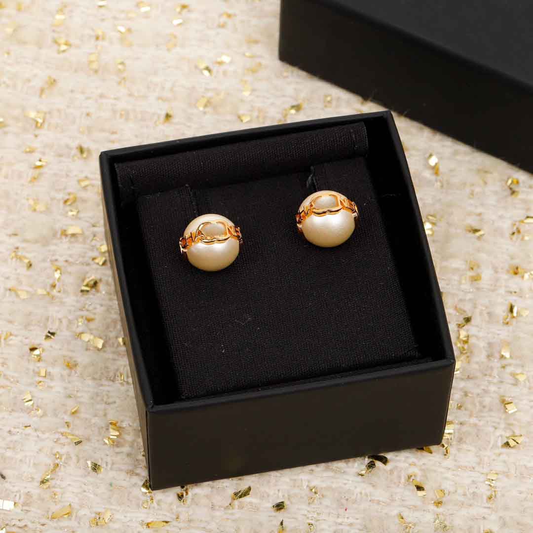 2024 Luxury quality charm Round shape stud earring with nature shell beads and words design have stamp box designer jewelry PS3271B
