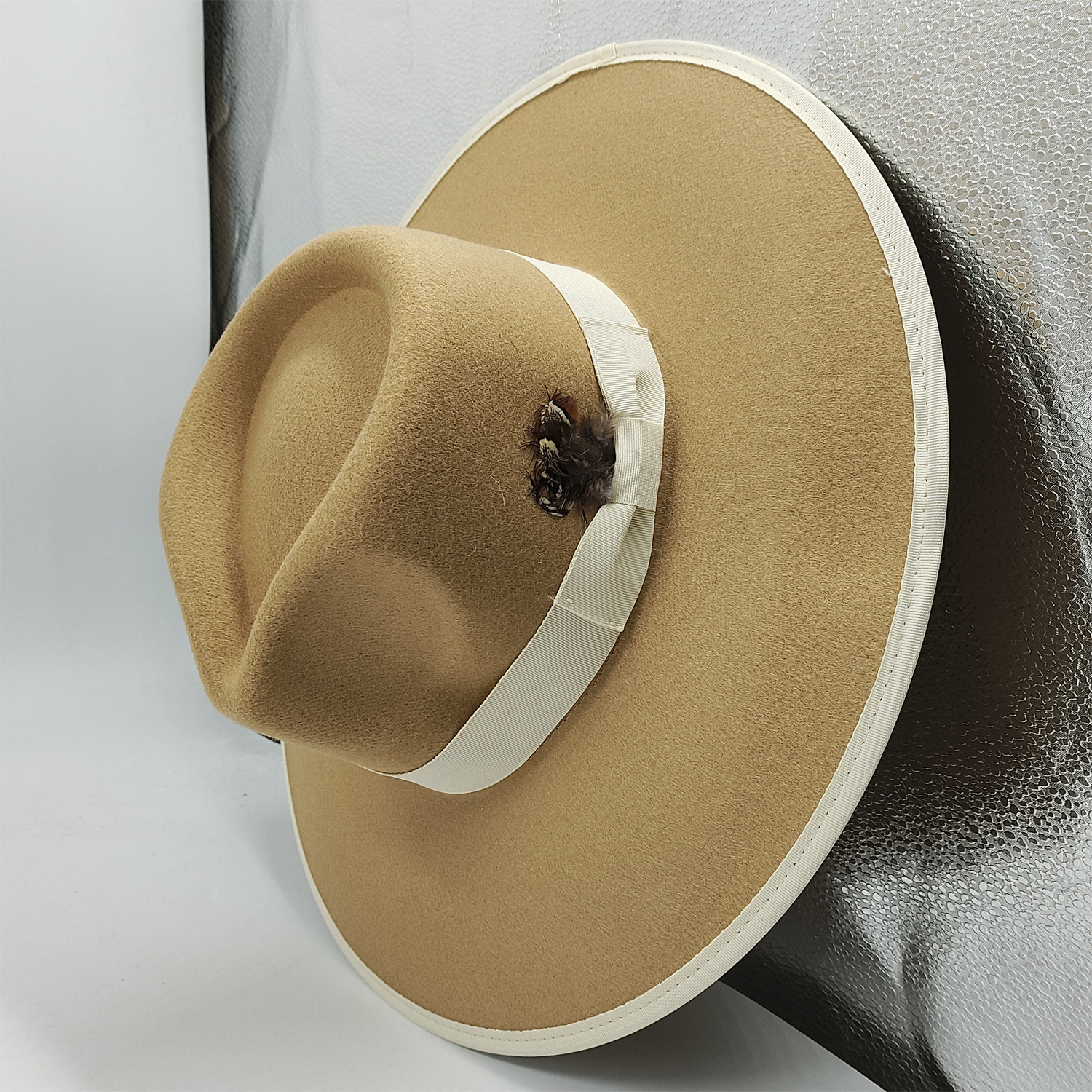 New contrasting color large brim cashmere top hat feather accessories woolen soft woolen hat British top hat autumn and winter 231202