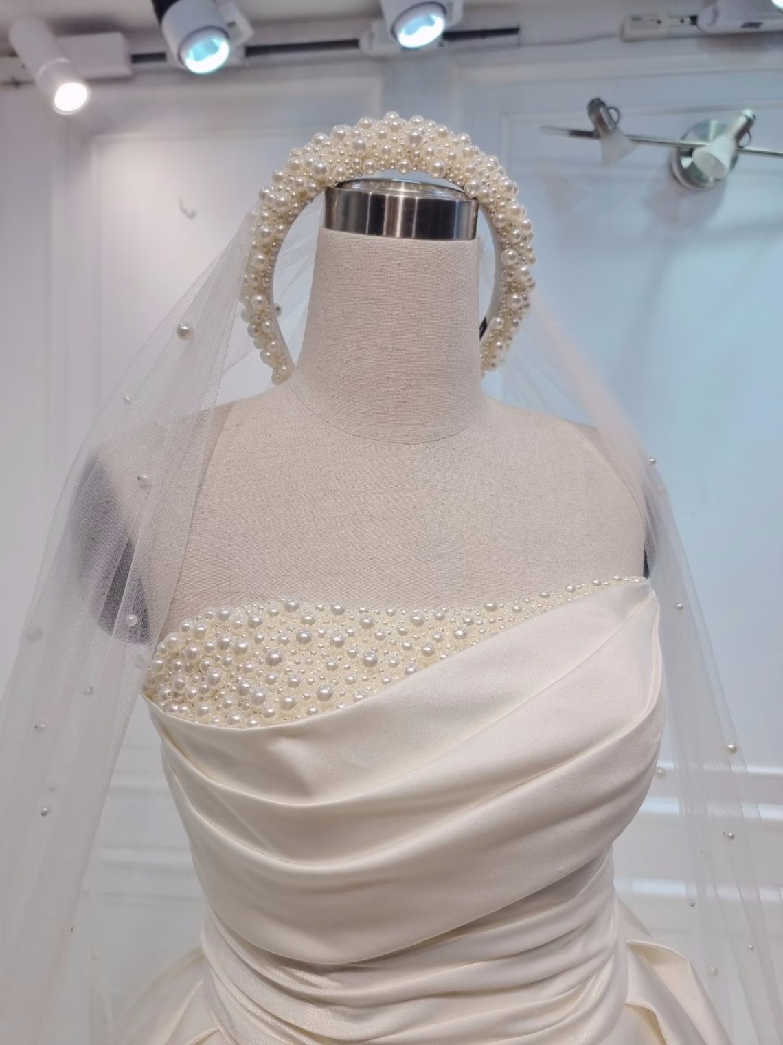 Luxury Tiered Satin Ball Gown Wedding Dress Robe De Marriage Sleeveless Beading Pearls Off The Shoulder Bridal Skirts
