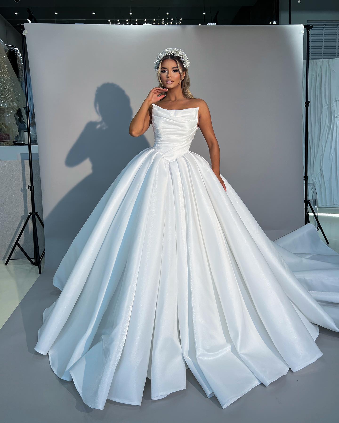 Princess Ball Gown Wedding Dress For Bride Strapless Satin Wedding Dresses Bridal Gowns Vestido De Noiva Pleats Ruffle Classic Robe Mariage 0616