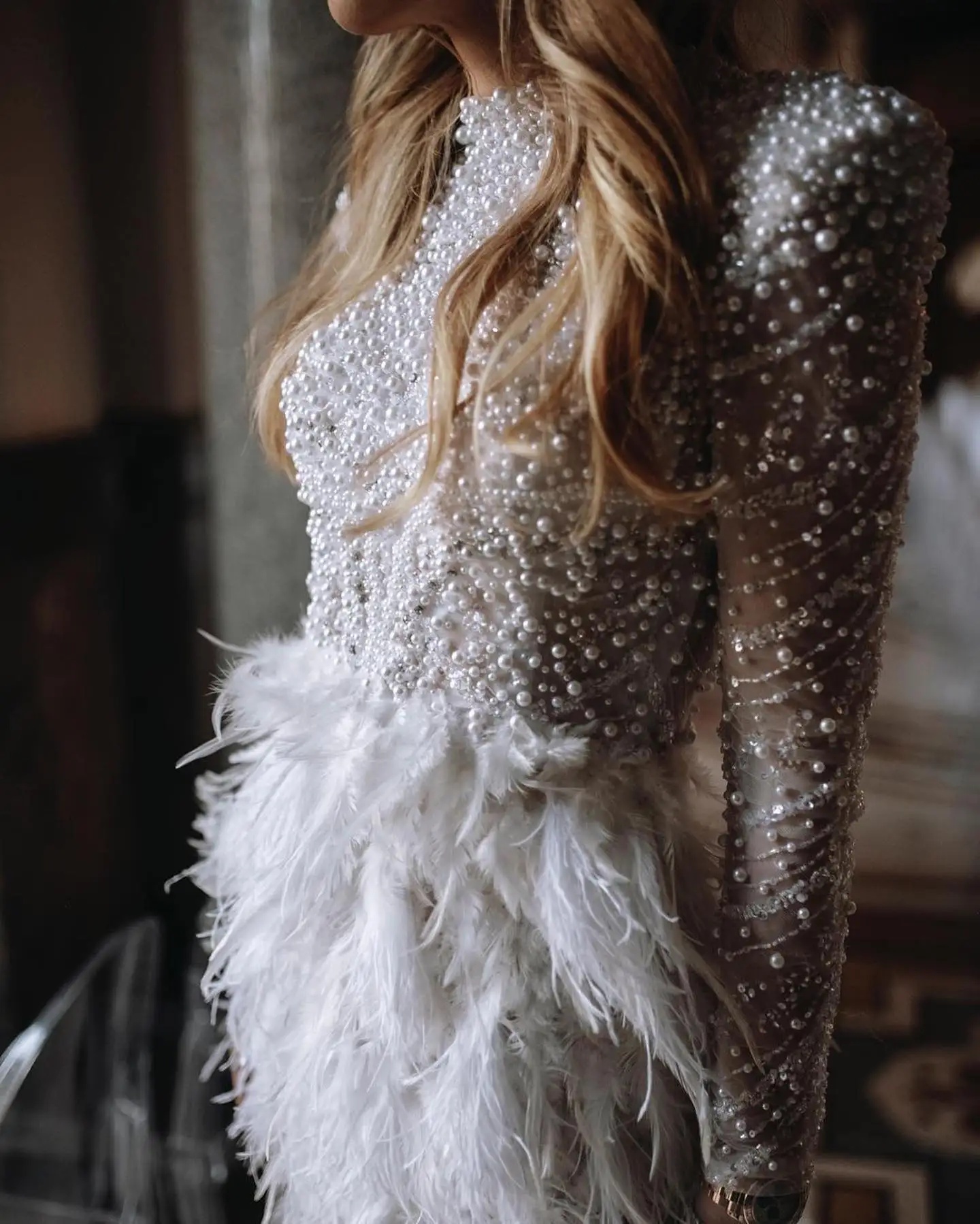 Feathers Bridal Pearls Gowns Side Split Wedding Dress Custom Made Illusion Beaded Lace Long Sleeves Sweep Train Vestido De Novia