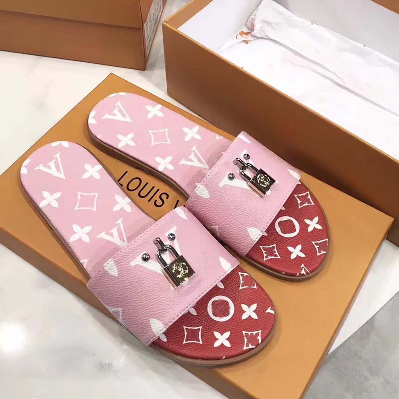 Parisian Designer Women's Spring Summer Sandals Beach Luxury Fashion Casual Metal lock flats Women's Flats Classic printed letter flip-flops Sizes 35-42