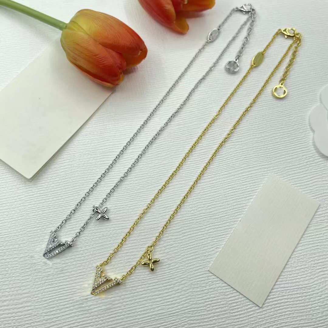 Women Designer Necklace Brass Full Diamonds V Letter Pendant Luxury Fashion Jewelry Without