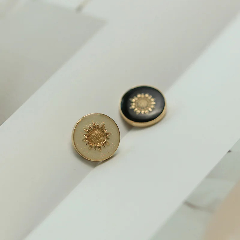 FCXDG 10pcs Fashion Sunflower Round Metal Buttons Clothes Decoration Accessories Jacket Sweater Coat Buttons DIY Sewing Buttons 240327