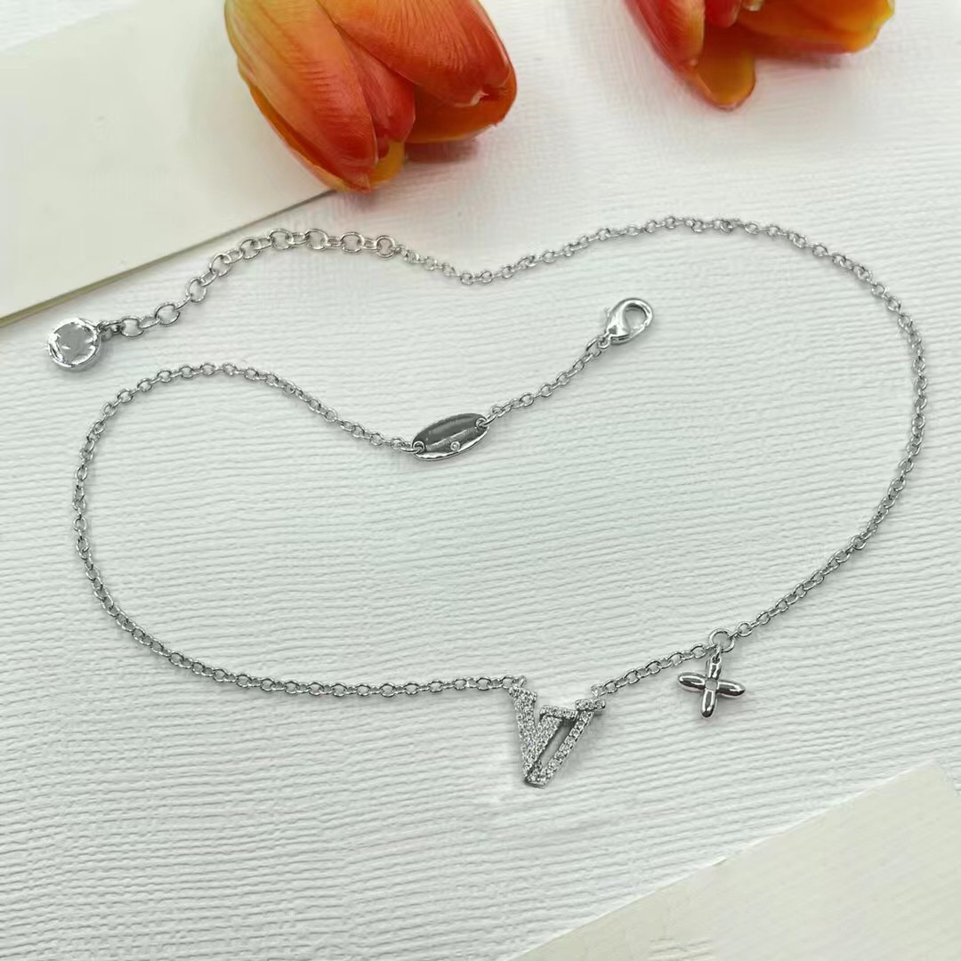 Designer Necklaces Brass Full Dias V Letter Pendant Fashion Jewelry Without with box