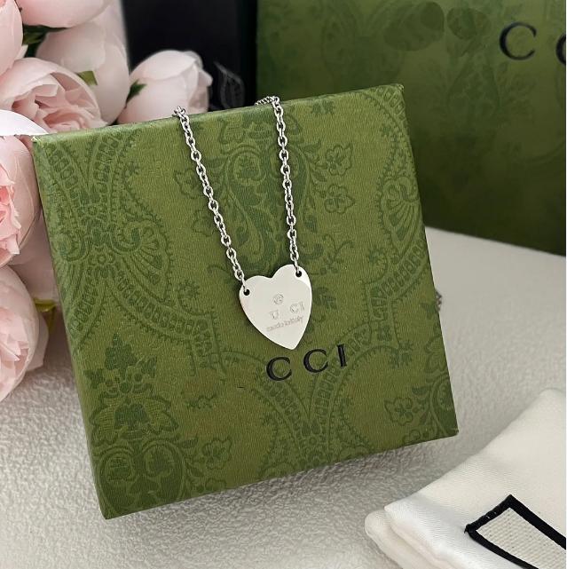 Brand Retro Necklaces Design Heart Pendant Necklace For Women Sier Long Chain Love Couple Family Jewelry Wedding Party Jewerlry