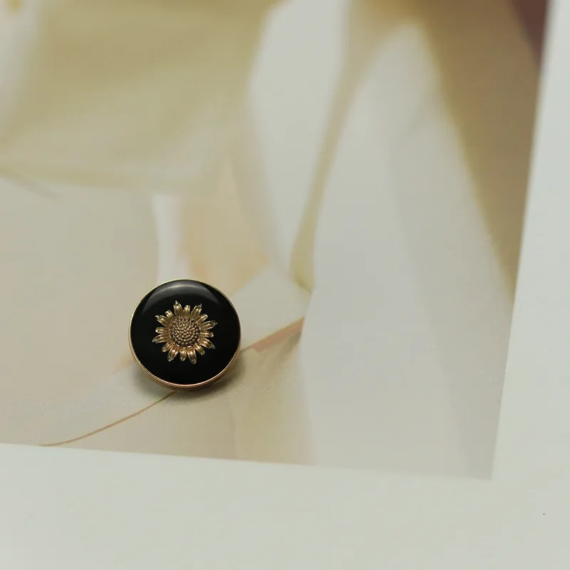 FCXDG 10pcs Fashion Sunflower Round Metal Buttons Clothes Decoration Accessories Jacket Sweater Coat Buttons DIY Sewing Buttons 240327