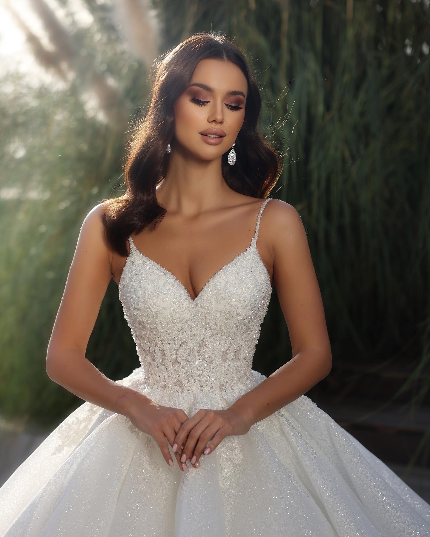 Fabulous Crystal Ball Gown Wedding Dress For Bride Spaghetti Beading Lace Wedding Dresses Dubai Sweep Train Ruffle R Bridal Gowns 0616