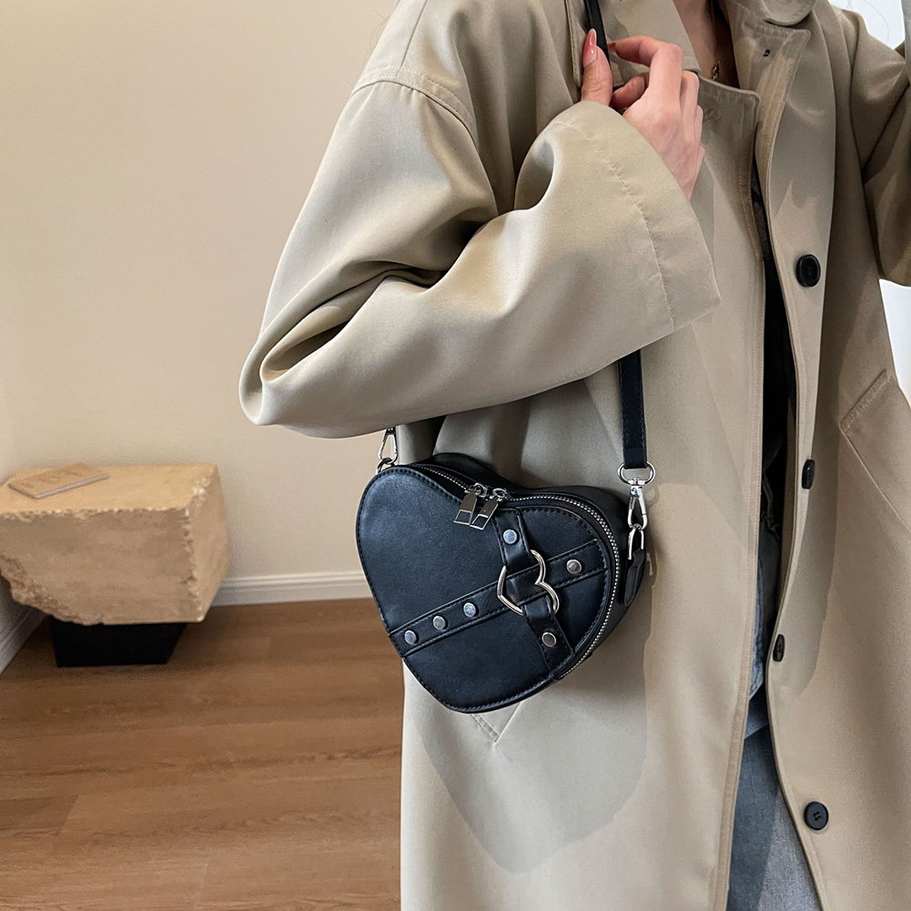Vintage Y2K Small Chain Rivet Shoulder Bag Heart Shaped Purse Handbags Pink PU Leather Gothic Tote Bags Ladies Crossbody Bags