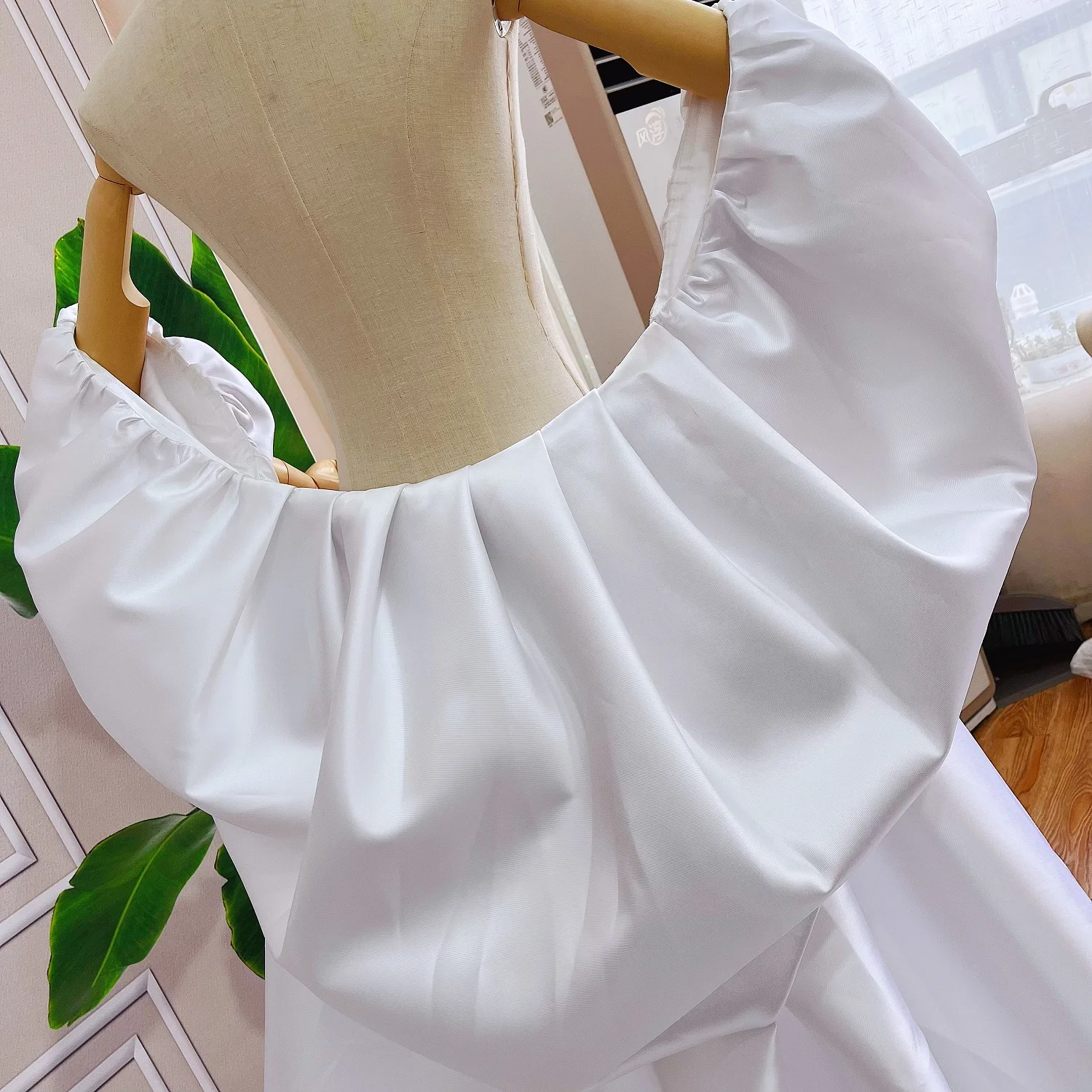 Mikado Satin Puffy Sleeved Cape Wedding Jacket With Train Elegant Charming Bridal Detachable Wrap Accessories DJ183