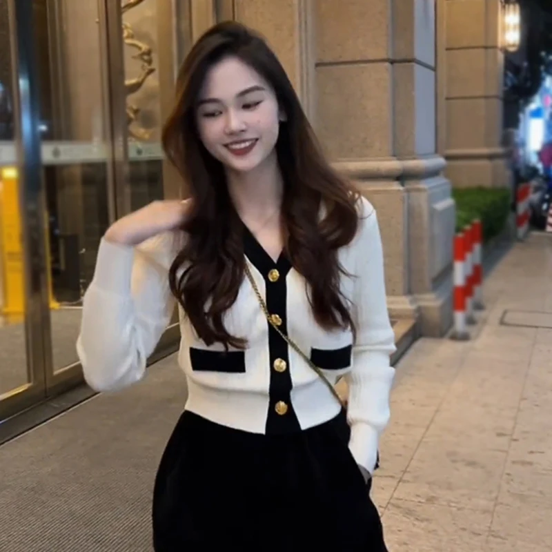 Women Autumn Winter Contrast Colors V Neck Single Breasted Fashiona Temperament Gentle Style Knitted Sweater Korean Cardigan