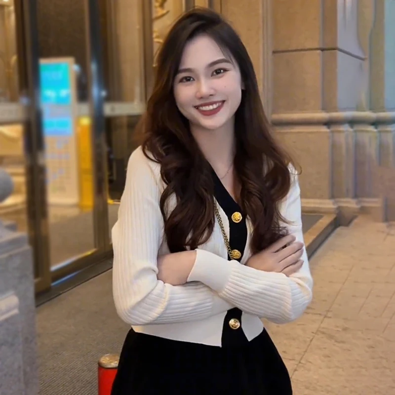 Women Autumn Winter Contrast Colors V Neck Single Breasted Fashiona Temperament Gentle Style Knitted Sweater Korean Cardigan