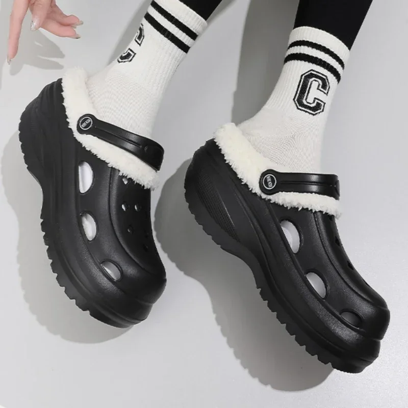 Plush Hole Shoes Thick High Soft Sole Beach Garden Shoes 2024 New Women's Plush Slippers EVA Non-slip Women Plush Hole Slippers