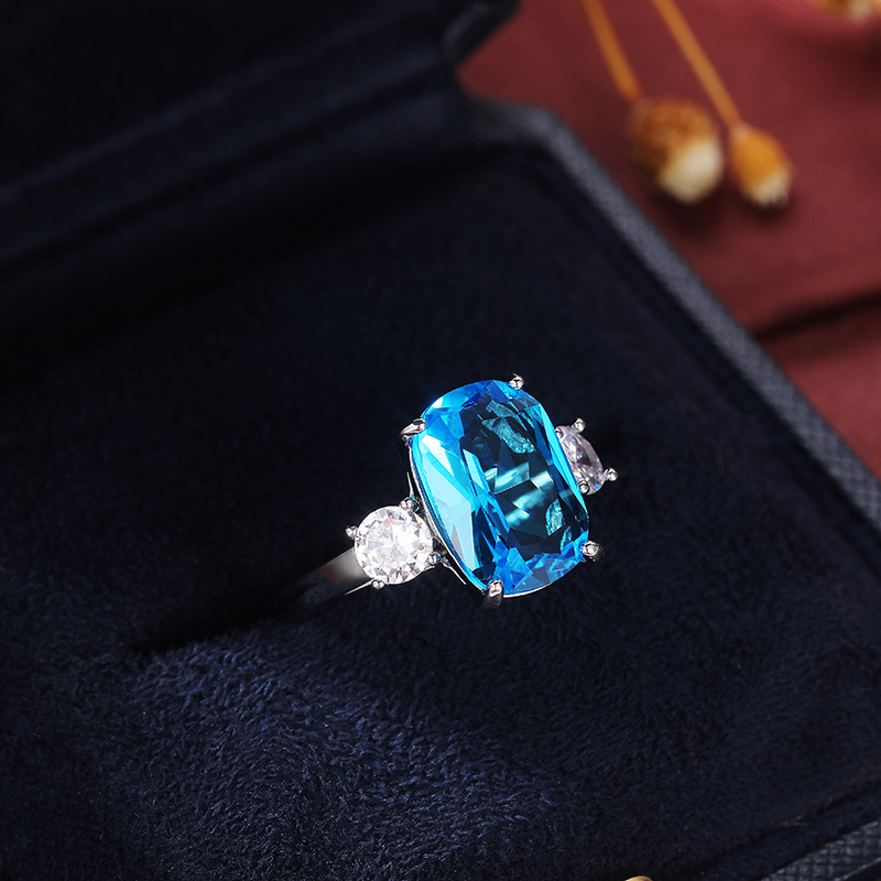 Huitan Gorgeous Big Sky Blue Stone Women Rings for Party Noble Lady's Finger Accessories Beauty Mother's Gift Statement Jewelry