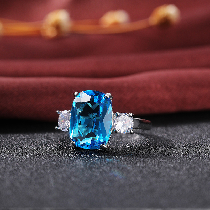 Huitan Gorgeous Big Sky Blue Stone Women Rings for Party Noble Lady's Finger Accessories Beauty Mother's Gift Statement Jewelry