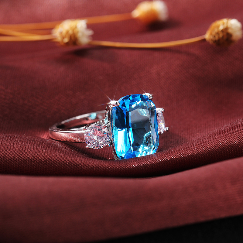 Huitan Gorgeous Big Sky Blue Stone Women Rings for Party Noble Lady's Finger Accessories Beauty Mother's Gift Statement Jewelry