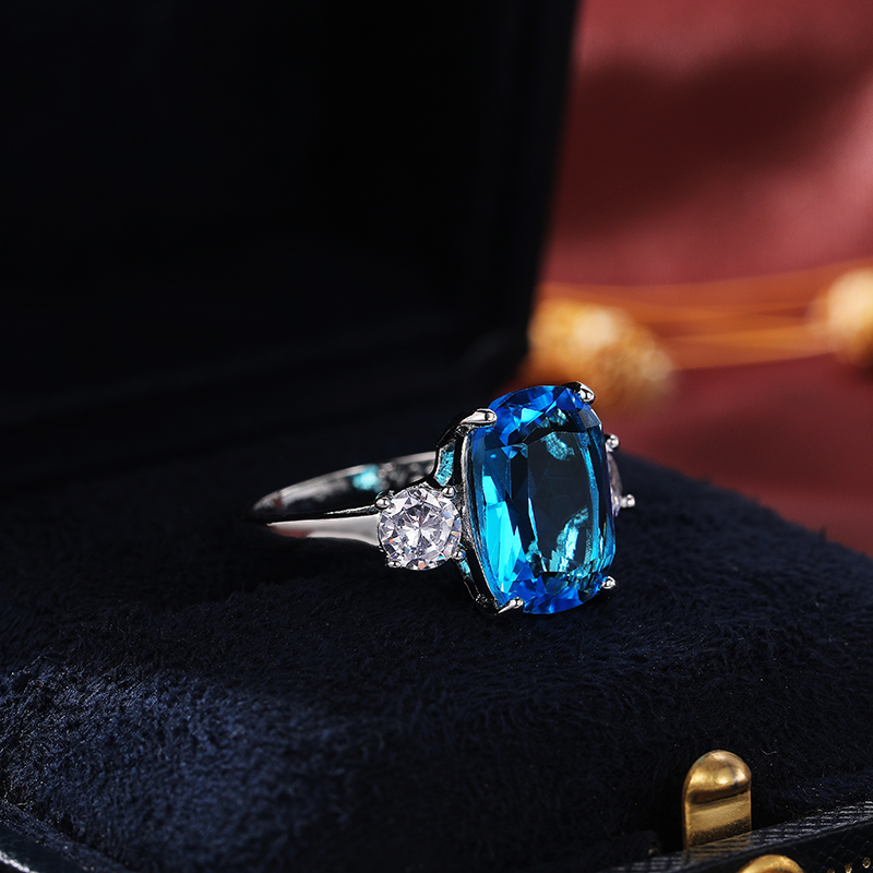 Huitan Gorgeous Big Sky Blue Stone Women Rings for Party Noble Lady's Finger Accessories Beauty Mother's Gift Statement Jewelry