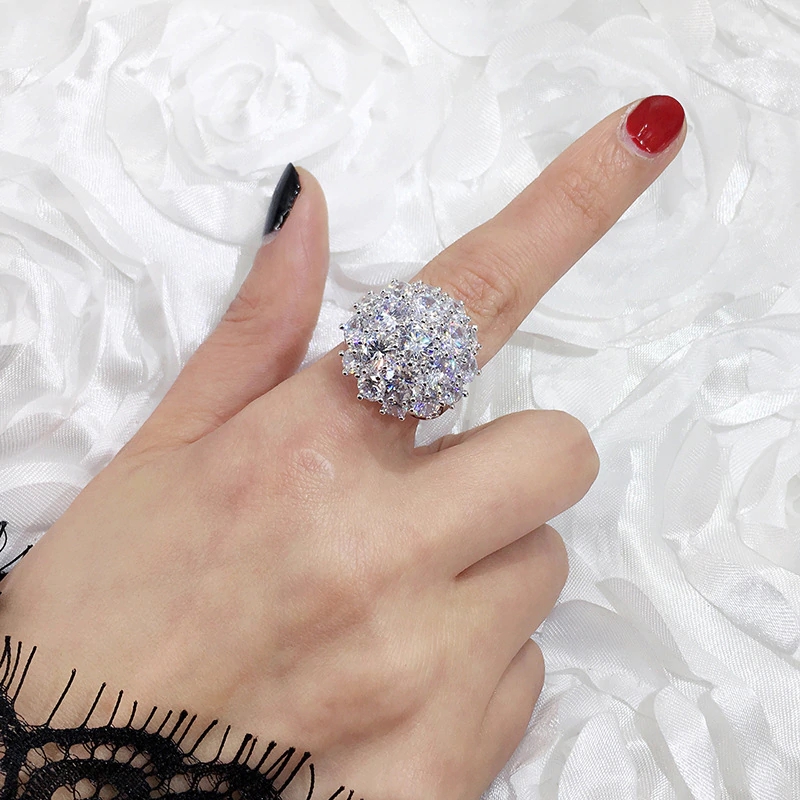Huitan Big Round Shaped Rings for Women with Dazzling Crystal Cubic Zirconia Gorgeous Female Accessories Evening Party Jewelry