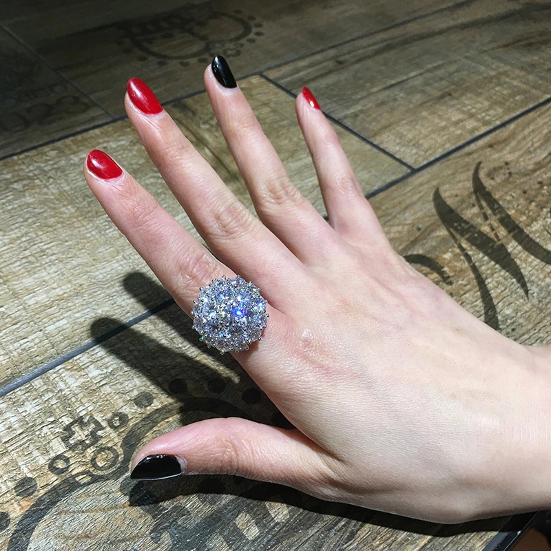 Huitan Big Round Shaped Rings for Women with Dazzling Crystal Cubic Zirconia Gorgeous Female Accessories Evening Party Jewelry