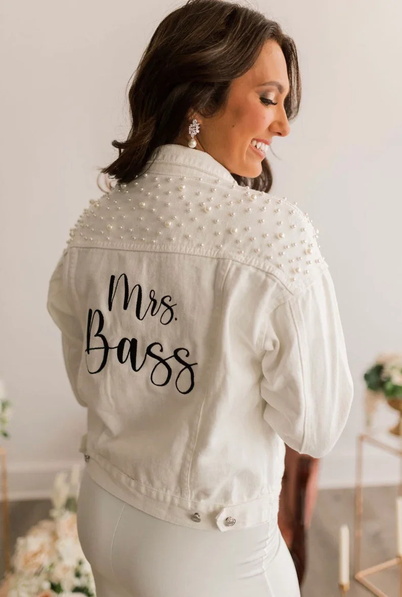 Bride to Be Personalized White Pearl Denim Jacket Bachelorette Wedding Gifts Customized Name Bridesmaid Dressing Gown Jean Coats 240429