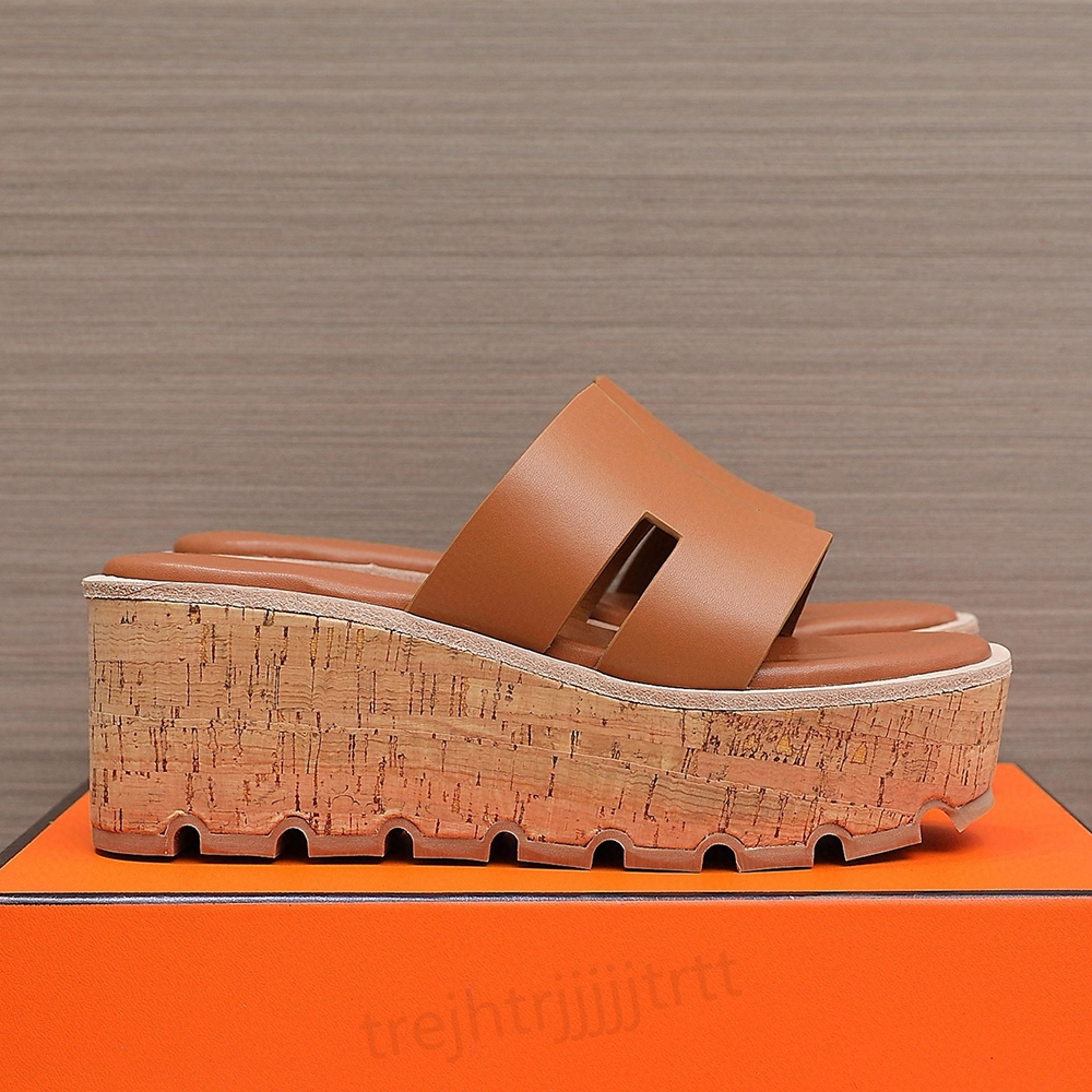 Plate-plaque de coin pour femmes Pantoufles Mules Cowhide Slip-On Sandals Lady Beach Loison Chaussures extérieures de luxe Designer épais semelle