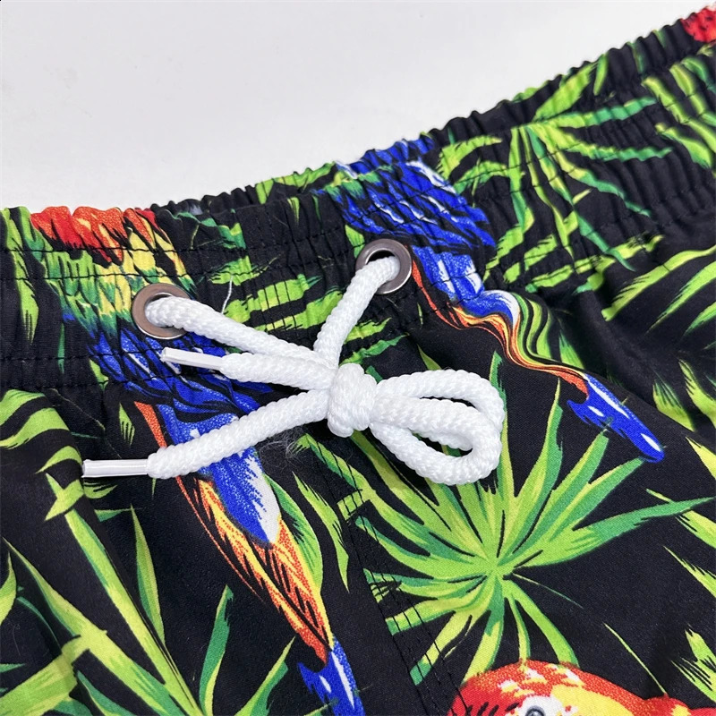 Stylish men Beach Pants handsome Surf Shorts Swimsuit Short summer Casual shorts With breathable mesh lining 240424