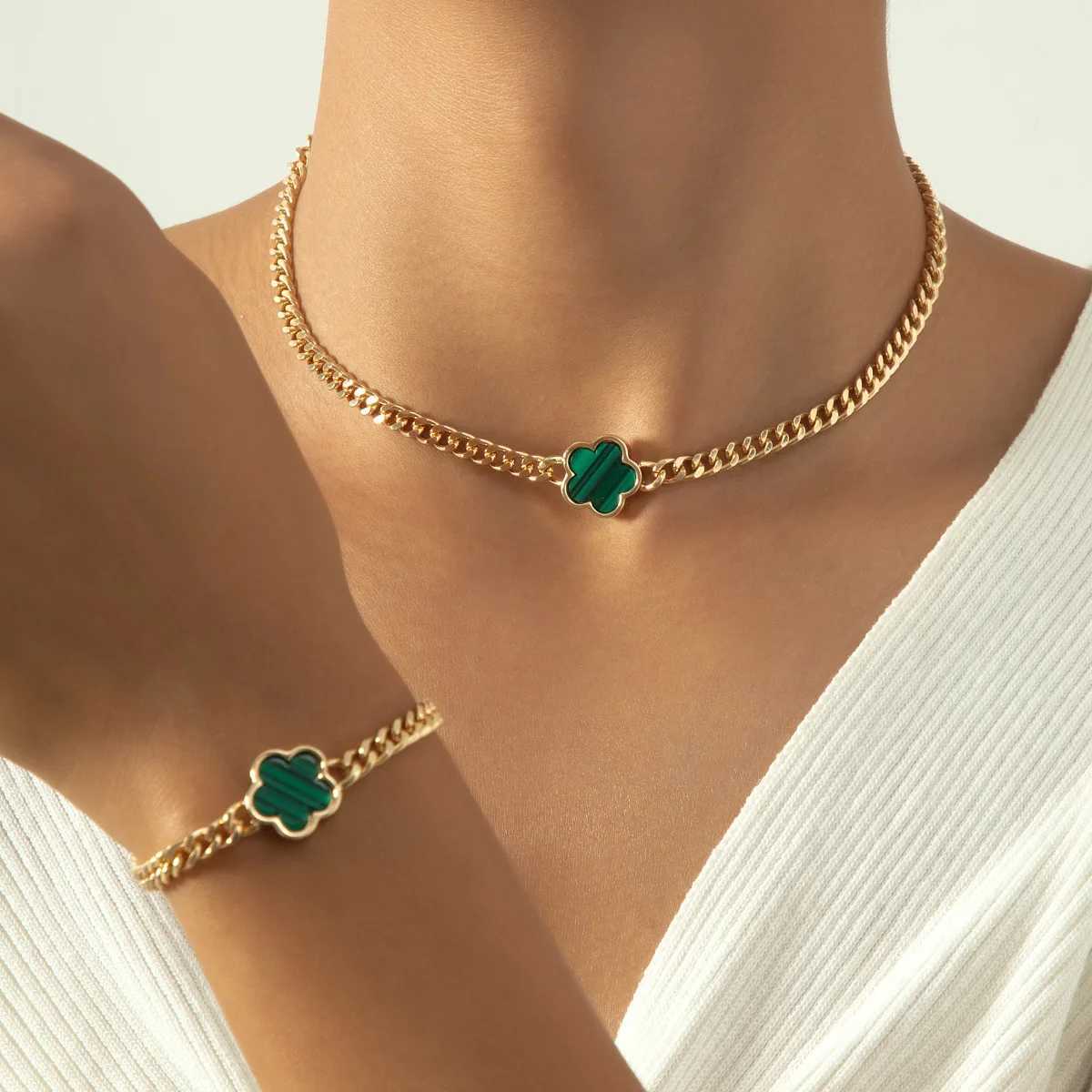 Bracelet Necklace New hot selling multi-color lucky five leaf flower pendant necklace set suitable for womens gifts fashionable jewelry and decal sets H241119