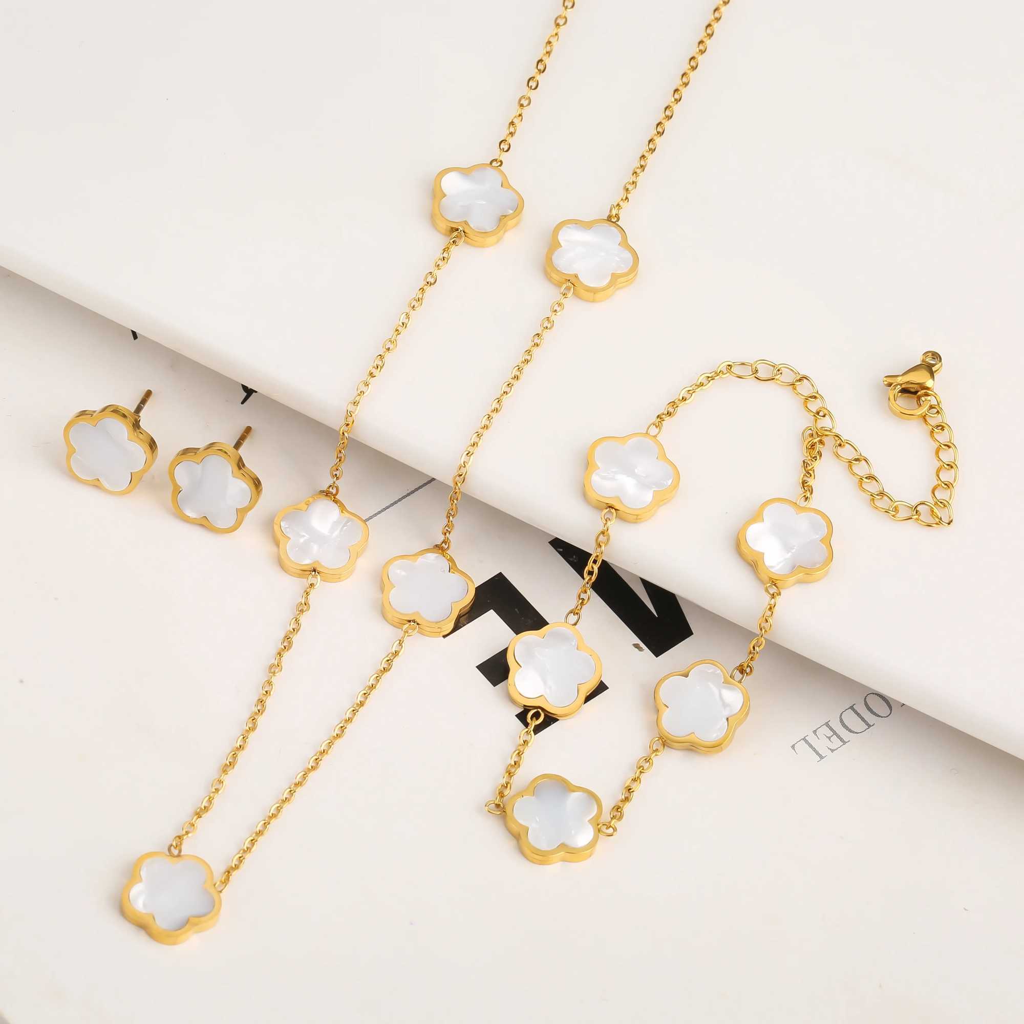 Chain Stainless Steel Hot Selling Plum Blossom Plant Five Leaf Flower Bracelet Creative Single Sided 18K Gold Waterproof Clover H241119